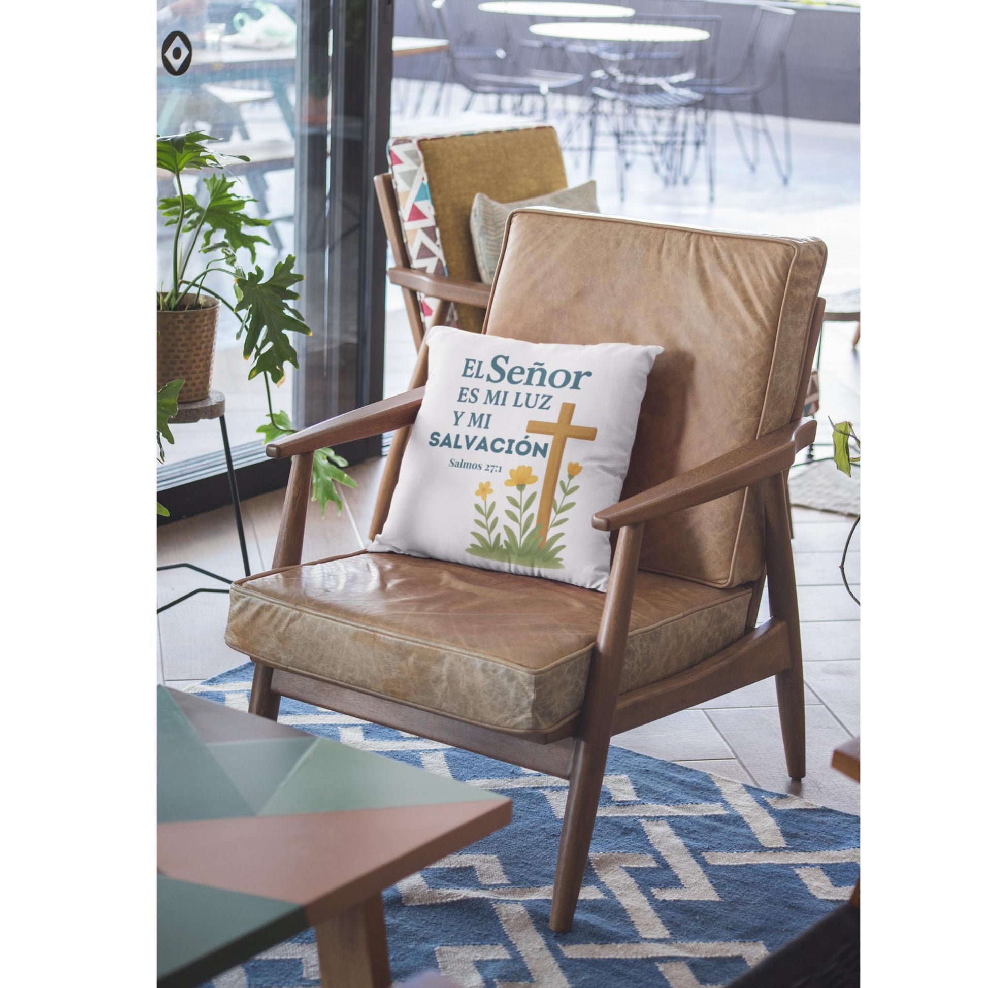 El Señor es mi luz y mi salvación Spanish Scripture Throw Pillow - Inspired by True Love